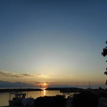 Akroyali Seafront Retreat-golden Sunset بيت ريفي *